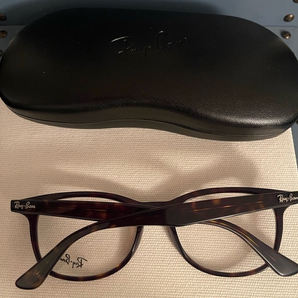 Unisex Ray Ban eyeglass in tortoise color - Picture 8 of 9
